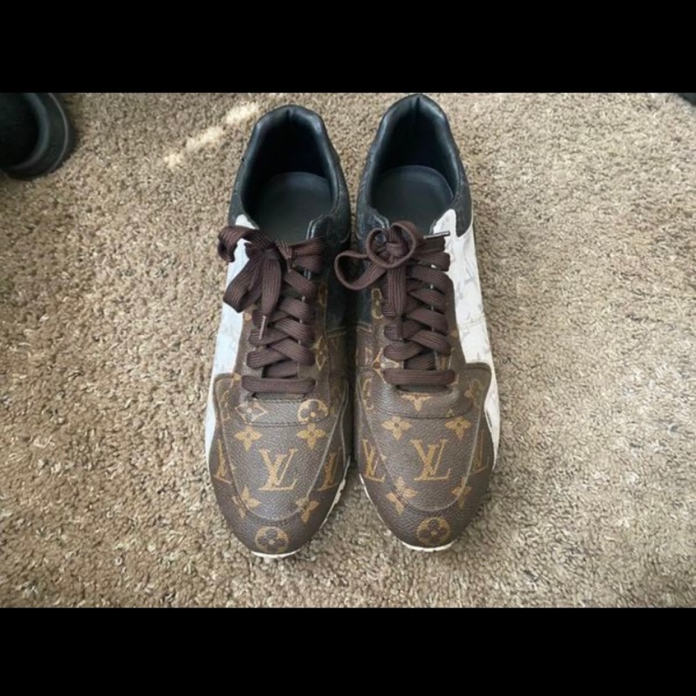 LOUIS VUITTON Sneakers